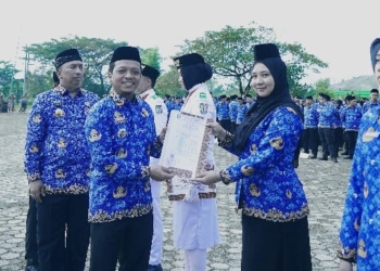 Bupati Pringsewu Riyanto Pamungkas menyerahkan SK kepada 97 Calon Pegawai Negeri Sipil (CPNS) Aparatur Sipil Negara formasi 2024 di lingkungan Pemerintah Kabupaten Pringsewu, Senin (2/6). (IST)