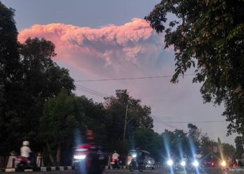 Gunung Lewatobi Laki-laki di NTT erupsi pada 18 Juni 2025