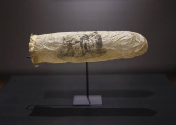 Museum Rijksmuseum di Belanda memamerkan kondom berusia hampir 200 tahun, dibuat dari usus domba dan dihiasi gambar erotis. Simbol sejarah seksualitas itu menjadi bagian pameran tentang prostitusi abad ke-19. Kelly Schenk/Rijksmuseum via AP
