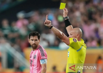 messi terima kartu kuning