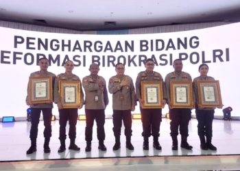 Lima Polres di jajaran Polda Lampung diganjar penghargaan oleh Kapolri Jenderal Polisi Listyo Sigit Prabowo atas prestasi dalam kategori Pelayanan Prima dan Predikat Pembangunan Zona Integritas Tahun 2024. Dok/Humas Polda Lampung.