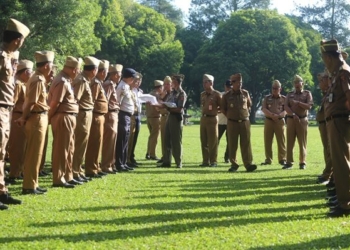 Sekkab Lambar cek absensi kehadiran pegawai Pemkab setempat dalam rangka memastikan kedisiplinan aparatur, Senin 30 Juni 2025