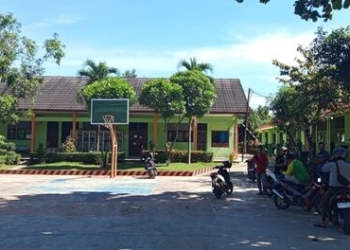 Aktivitas di salah satu SMA Negeri di Kotabumi yang sedang melaksanakan seleksi penerimaan murid baru (SPMB), Jumat, 20 Juni 2025. Doc. Lampost.co/ Fajar Nofitra.