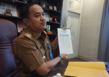 Kadisdikbud Lampung Thomas Amirico menunjukkan hasil TKA jalur prestasi SMAN unggul / Umar Robbani