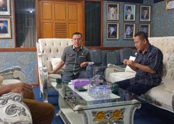 Ketua DPRD Lampura, M Yusrizal saat memaparkan hasil pertemuan (audiensi) dengan BPK-RI Perwakilan Lampung kepada awak media di ruangannya, Kamis, 12 Juni 2025. Doc. Lampost.co/ Fajar Nofitra.