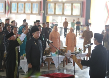 Welly Ardiwantra diambil sumpah jabatan sebagai sekretaris Daerah Lampung Tengah oleh Bupati Ardito Wijaya.Lampost.co/Tedjo Waluyo