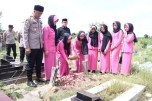 Kapolres Anjang Sana ke Rumah Personel yang Gugur di Way Kanan