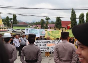 Aliansi Pemuda Tanggamus menggelar aksi di depan Kantor Kejari Tanggamus, Senin, 21 Juli 2025.