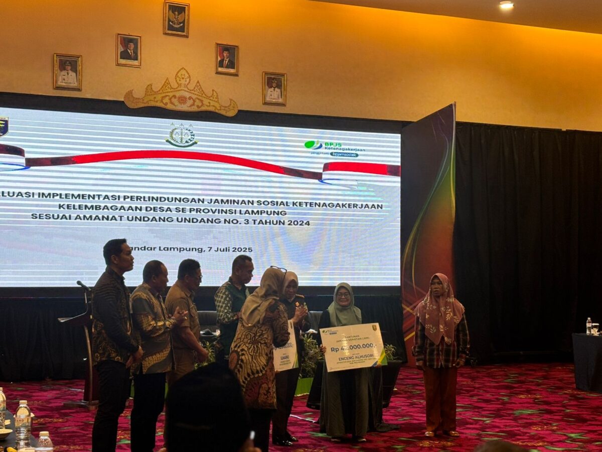 Penyerahan santunan dari BPJS Ketenagakerjaan kepada ahli waris aparatur desa.