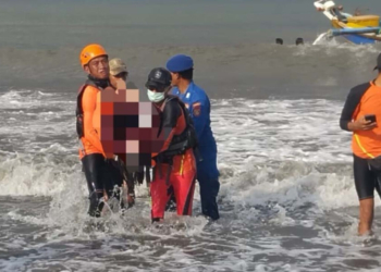 Evakuasi korban KMP Tunu Pratama Jaya yang tenggelam