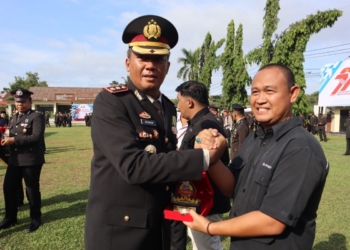 Lampung Post terima penghargaan dalam peringatan Hari Bhayangkara ke-79, dari Mapolres Way Kanan di lapangan Mapolres, Selasa 1 Juli 2025.