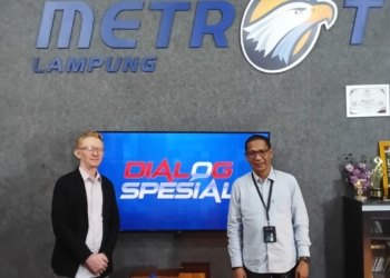 Pimpinan Permodalan Nasional Madani (PNM) Provinsi Lampung, Alfian Langkaman bersama Pemimpin Redaksi Lampung Post, Abdul Ghofur usai Dialog Spesial Metro TV Lampung di Studio Lampung Post, Rabu, 2 Juli 2025. (FOTO: Lampost.co / Taufik Hidayat)