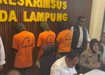 Ekspose para pelaku admin grup penyuka sesama jenis di Provinsi Lampung saat berada di Mapolda Lampung.