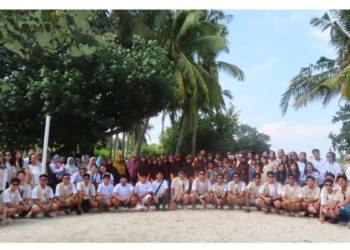 Kegiatan sosial di Pulau Tegal Mas, Kabupaten Pesawaran, Provinsi Lampung, sebagai preevent dari The 20th Proms FEB UI.