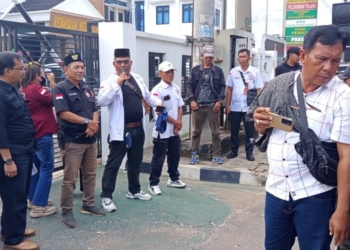 Masa aksi elemen masyarakat "GASAK" saat mendatangi Kantor KPU Lampung Utara, Selasa, 8 Juli 2025. (Foto: Lampost.co/ Fajar Nofitra)