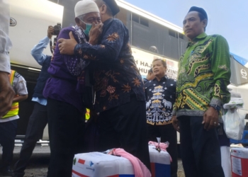 Rombongan terakhir jemaah haji asal Lampung yang tergabung dalam kloter JKG 61 akhirnya tiba di Asrama Haji Lampung, Rabu, 9 Juli 2025. (Foto: Lampost.co / Umar Robbani)