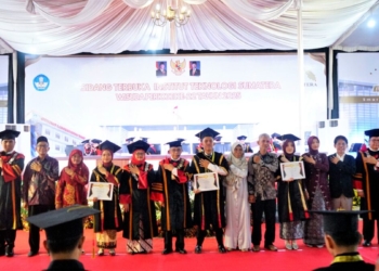 Rektor Itera, Prof. I Nyoman Pugeg Aryantha menyerahkan piagam penghargaan kepada lulusan terbaik pada Wisuda Periode ke 22 Itera. Dok Itera