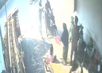 Tangkapan CCTV perampasan sepeda motor milik Mutia seorang ibu rumah tangga di Jalan RA. Basyid, Labuhan Dalam, Tanjung Senang, Bandar Lampung, pukul 08.05 WIB, Minggu, 13 Juli 2025. Dok