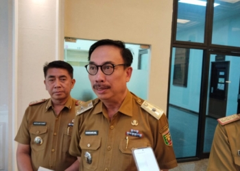 Kepala Dinas Koperasi dan UKM Provinsi Lampung, Samsurijal Ari saat ditemui usai rapat di ruang Sekda, Selasa, 15 Juli 2025. (Foto: Lampost.co / Atika Oktaria)