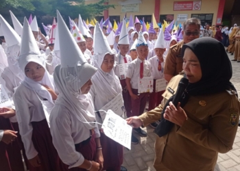 Walikota Eva Dwiana memantau pelaksanaan MPLS di SMPN 41 Bandar Lampung, Selasa 15 Juli 2025. (Foto: Lampost.co / Andi Apriadi)