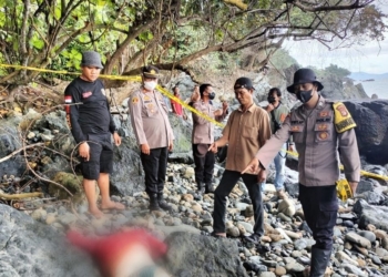 Sesosok mayat pria tanpa kepala ditemukan terdampar di pinggir pantai Cukuh Pandan, Pekon Padang Ratu, Kecamatan Limau, Kabupaten Tanggamus, Selasa, 15 Juli 2025 sekitar pukul 15.10 WIB. (Foto Polres)
