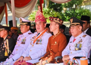 Bupati Pesawaran, Dendi Ramadhona saat upacara peringatan Hari Jadi Kabupaten Pesawaran ke-18 yang tergelar pada Lapangan Pemkab Pesawaran, Kamis, 17 Juli 2025. Dok Pemda