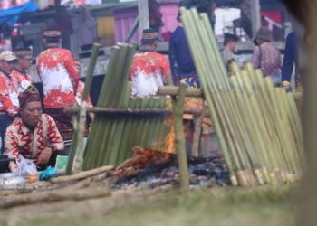 Lomba memanggang lemang memeriahkan Festival Budaya Sekala Bekhak ke-11 Lampung Barat, Sabtu, 19 Juli 2025. Lampost.co/Eliyah