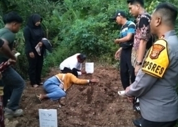 Keluarga asal Cilincing, Jakarta Utara, mendatangi Polres Tanggamus mengaku sebagai keluarga jenazah yang ditemukan di pesisir Pantai Cukuh Pandan, Pekon Padang Ratu, Kecamatan Limau, Kabupaten Tanggamus, Lampung. (Foto Polres)