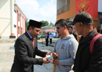 Warga Kelurahan Pasar Liwa, Lampung Barat Kiki menerima bantuan dana sebesar Rp10 juta dari Pemkab Lampung Barat