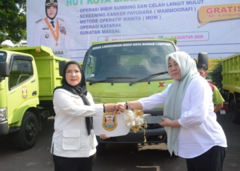 Walikota Bandar Lampung, Eva Dwiana menyerahkan 3 unit armada truk pengangkut sampah.