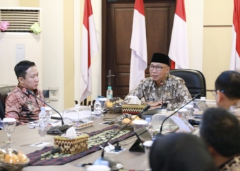 Gubernur Lampung, Rahmat Mirzani Djausal saat pimpin rapat di Ruang Rapat Utama, Kamis, 24 Juli 2025. // Dok Adpim