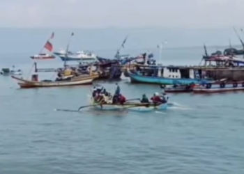 Kapal nelayan yang tengah berlayar di Pesisir Lampung. (FOTO: Lampost.co // Atika)
