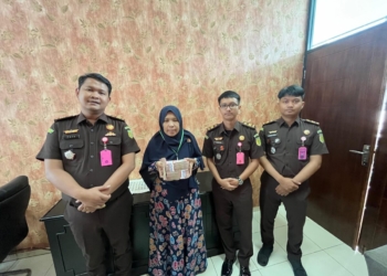 Kejari Tanggamus telah menerima uang titipan dari Terdakwa berinisial ASP selaku penyedia jasa perkara kasus tindak pidana korupsi dalam proyek pengadaan barang dan jasa interior serta eksterior Ruko Kantor PT. Bank Pembiayaan Rakyat Syariah (BPRS) Kabupaten Tanggamus, Senin, 28 Juli 2025. (Dok Kejari)