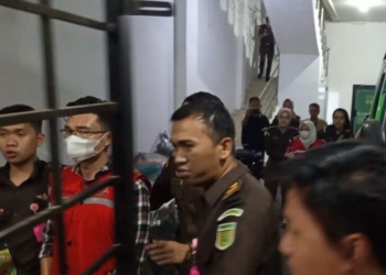 Kejari Lampung Utara mengamankan tersangka kasus korupsi rehabilitasi ruangan di RSD HM Mayjen (purn) Ryacudu Kotabumi, Selasa, 29 Juli 2025. (Foto: Lampost.co/ Fajar Nofitra)