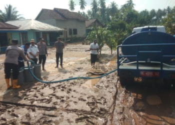 Polsek Semaka bersama PDAM Way Agung dan Unsur Pimpinan Kecamatan Semaka menyalurkan bantuan air bersih kepada warga Rabu 30 Juli 2025. (Dok Polres)