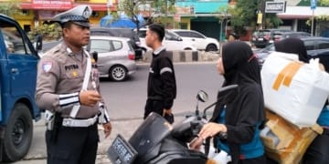 Petugas Satlantas Polresta Bandar Lampung melakukan penertiban pengendara bermotor selama pelaksanaan Operasi Zebra Krakatau 2025. Dok Polresta Bandar Lampung