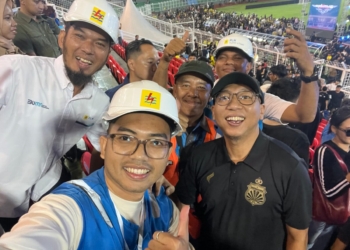 Gubernur Lampung Rahmat Mirzani Djausal (kaos hitam) foto bersama para petugas PLN yang sedang siaga kelistrikan saat launching Bhayangkara Presisi Lampung FC di Stadion Sumpah Pemuda