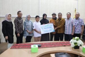BPJS Ketenagakerjaan Bandar Lampung Serahkan Santunan Kematian dan Kartu Peserta Kepada Honorer Pemprov Lampung