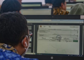 Petugas melakukan pemantauan rekapitulasi penghitungan suara secara nasional pada Pilkada Serentak 2024 melalui aplikasi Sirekap. (MI/Usman Iskandar)