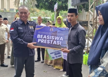 Pemberian beasiswa dari UIM Lampung.