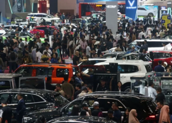 Pengunjung memadati ruang pamer mobil di ajang pameran automotif Gaikindo Indonesia International Auto Show (GIIAS) 2025 di Indonesia Convention Exhibition (ICE) BSD, Serpong, Kabupaten Tangerang, Banten, Kamis (24/7/2025). Dok Antara