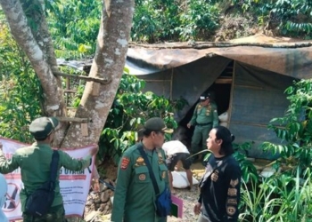 Aparat gabungan dari Polsek Wonosobo Polres Tanggamus dan Polisi Kehutanan (Polhut) KPH Kota Agung Utara menutup aktivitas tambang ilegal di Dusun Muara Dua, Register 39, Kecamatan Bandar Negeri Semuong, Kamis, 24 Juli 2025. (Dok polres)