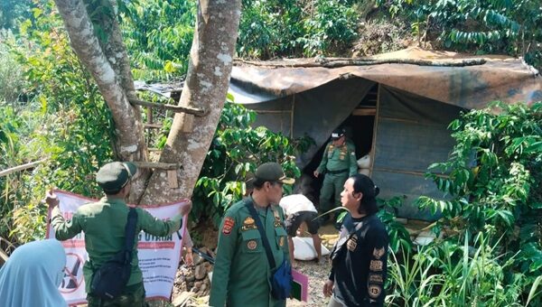 Aparat gabungan dari Polsek Wonosobo Polres Tanggamus dan Polisi Kehutanan (Polhut) KPH Kota Agung Utara menutup aktivitas tambang ilegal di Dusun Muara Dua, Register 39, Kecamatan Bandar Negeri Semuong, Kamis, 24 Juli 2025. (Dok polres)