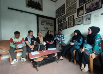 Guru honorer R4 non database BKN saat mendatangi kantor LBH Bandar Lampung / umar Robbani