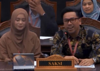 Lesti Kejora (kiri) dan Sammy Simorangkir (kanan) di Ruang Sidang Pleno Mahkamah Konstitusi, Jakarta, Selasa (22/7/2025). ANTARA/Fath Putra Mulya