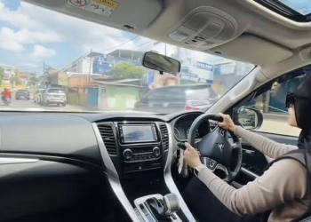 Seorang perempuan terlihat mengendarai mobil seorang diri, sedang jadi tren di TikTok (Sumber: TikTok/@riananadilaa)