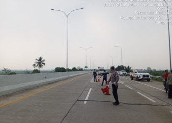 Kecelakaan lalu lintas tragis terjadi di Jalan Tol Trans Sumatera (JTTS) Ruas Bakauheni–Terbanggi Besar, tepatnya di KM 38+200 Jalur B, wilayah hukum Polres Lampung Selatan, pada Minggu (27/7/2025) pukul 14.25 WIB.