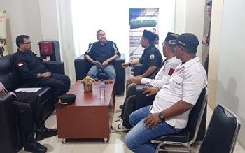 Kastel Kejari Lampura, Ready mewakili Kepala, Hendra Syarbaini menjawab pertanyaan demonstrans terkait berbagai kasus yang sedang ditangani di kantor kejari setempat. Doc. Lampost.co/ Fajar Nofitra