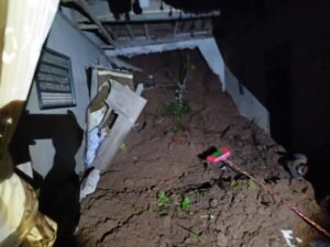 Satu Rumah Rusak Parah Akibat Longsor di Cukuh Balak, Penghuni Mengungsi