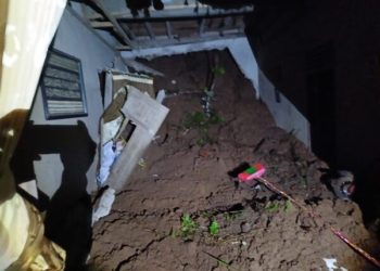 Rumah milik Aslun (48) di Pekon Pekondoh, Cukuh Balak, Tanggamus, rusak parah tertimpa material longsor pada Rabu, 30 Juli 2025, malam. (Foto : Dok Warga) .